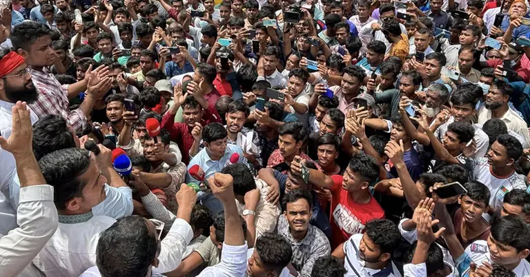 পথসভায় বক্তব্য রাখেন নাহিদ ইসলাম